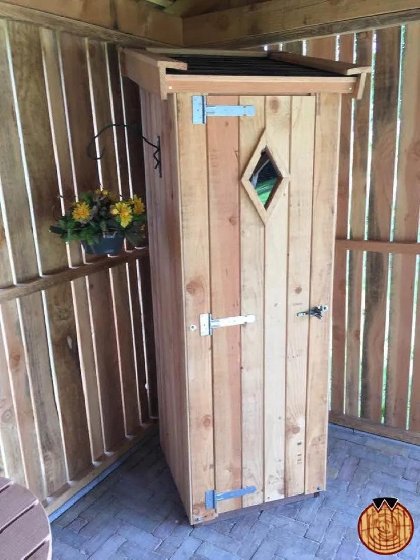 Op maat gemaakte houten buitenkast met planken