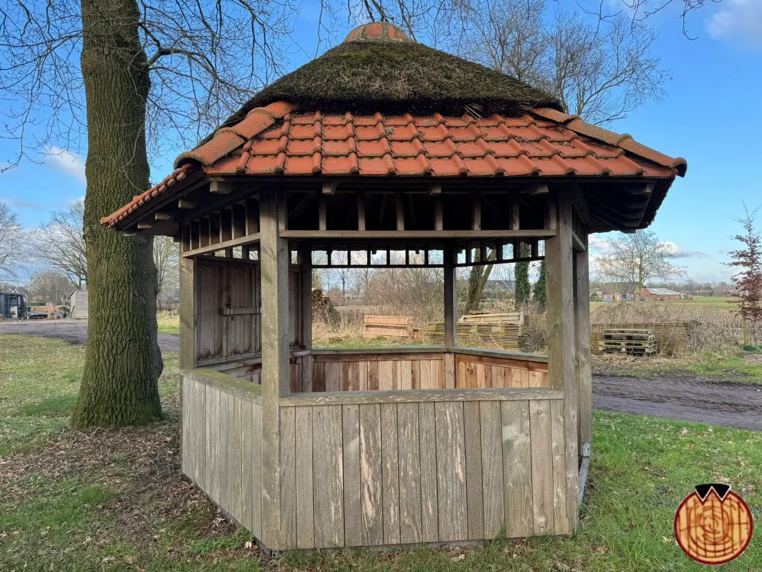 Robuuste houten pergola van douglashout in de tuin