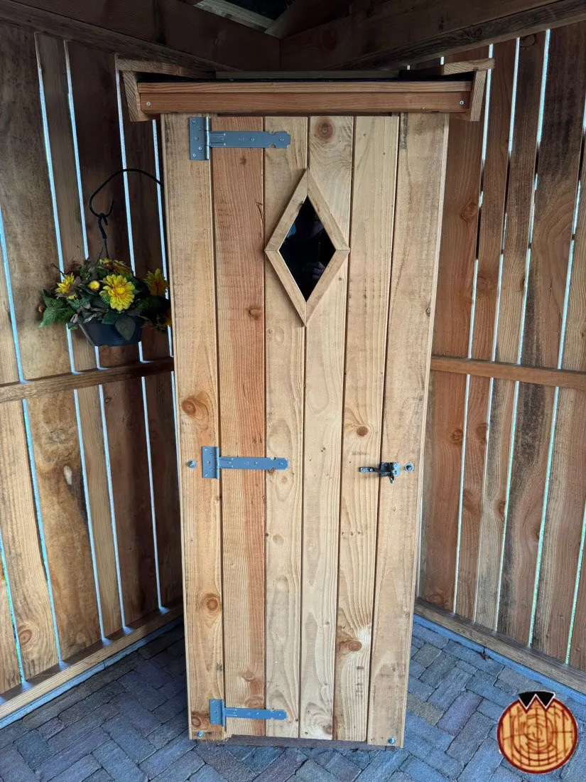 Grote houten tuinkast met deuren